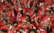 广大球迷们在比赛中为自己支持的球队加油助威的简单介绍