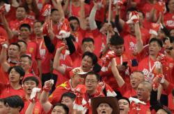 广大球迷们在比赛中为自己支持的球队加油助威的简单介绍